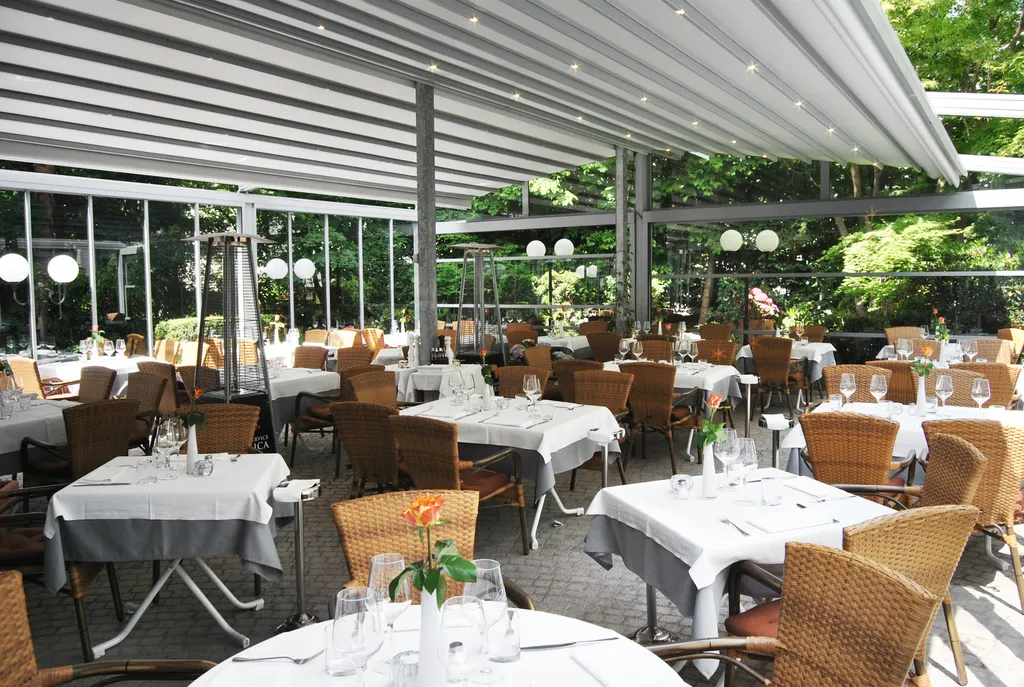Mediterraner Garten mit eingedeckten Tischen