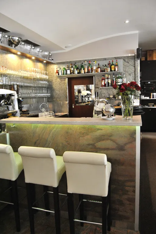 Bar mit Espressomaschine und Marmortheke im Cortile
