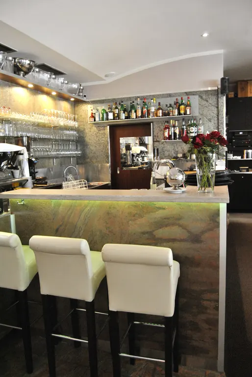 Kleine Bar mit Espressomaschine und Marmortheke
