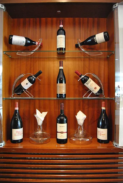 Italienische Weinauswahl im Weinschrank des Ristorante Cortile