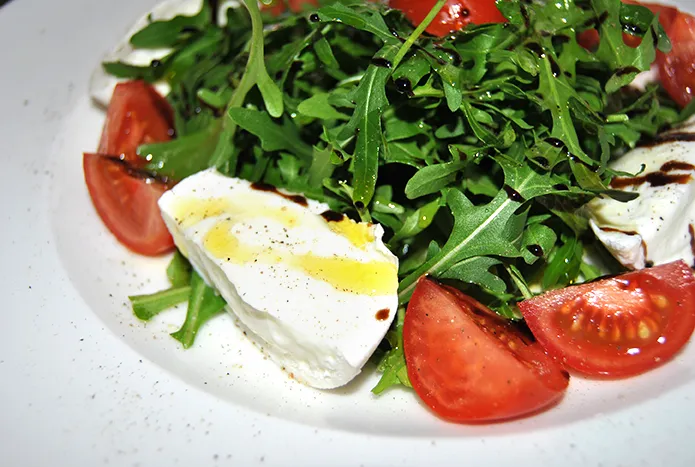 Insalata mit Rucola, Tomaten und Parmesan